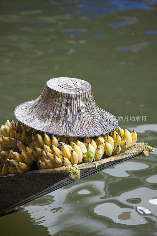 传统泰式香蕉帽子，泰国Damnoen Saduak浮动市场。